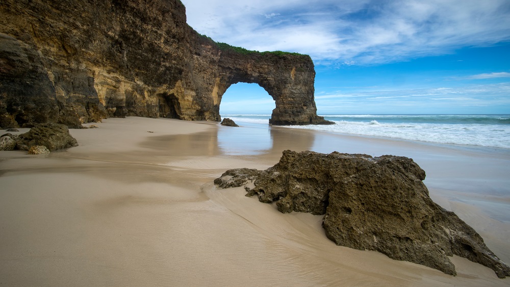 “Hidden Paradise! Pantai Mbawana Sumba Masuk Daftar 10 Pantai Terindah Dunia 2025 Versi Lonely Planet”